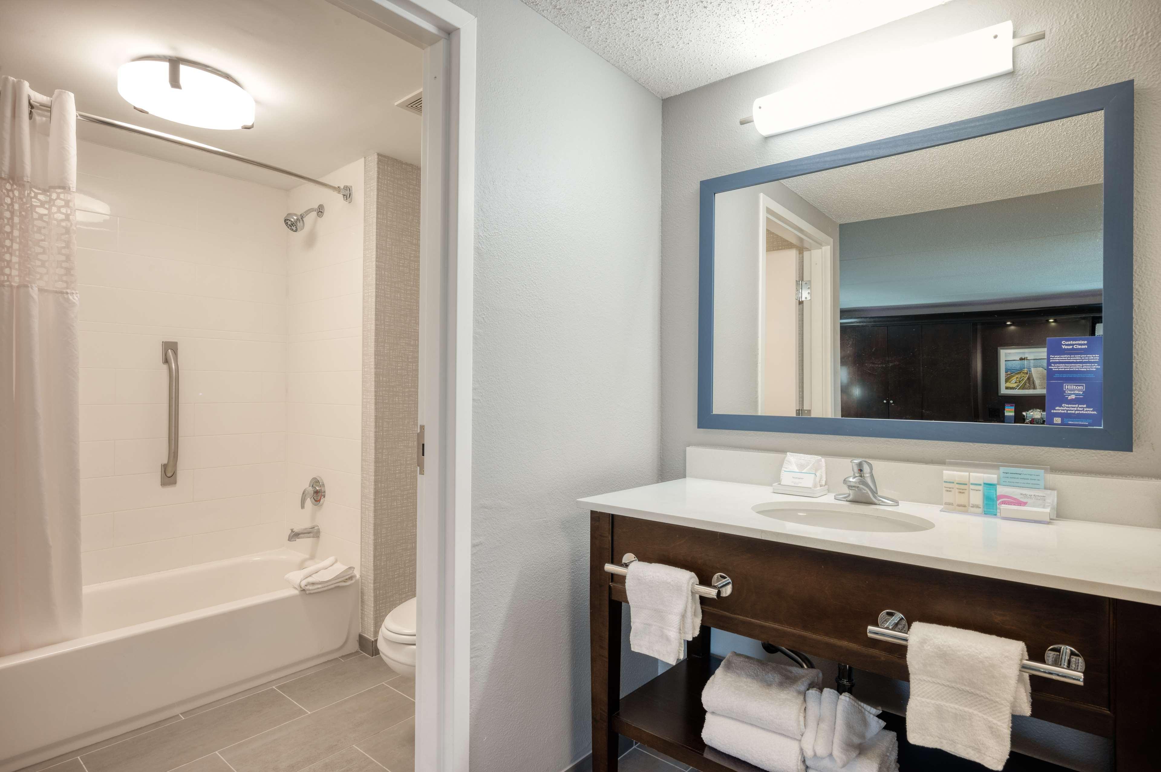 Hampton Inn Janesville Bagian luar foto