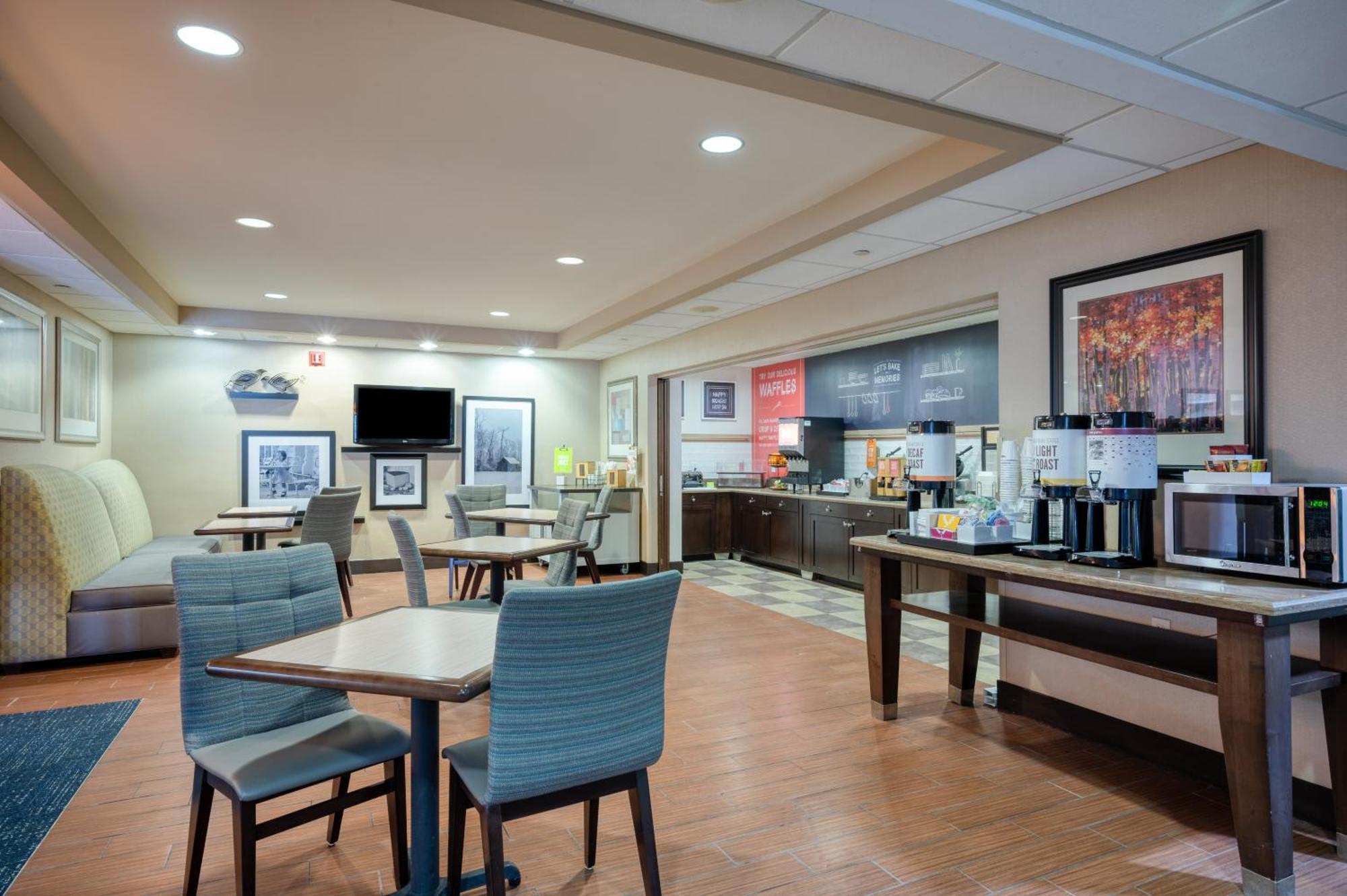 Hampton Inn Janesville Bagian luar foto
