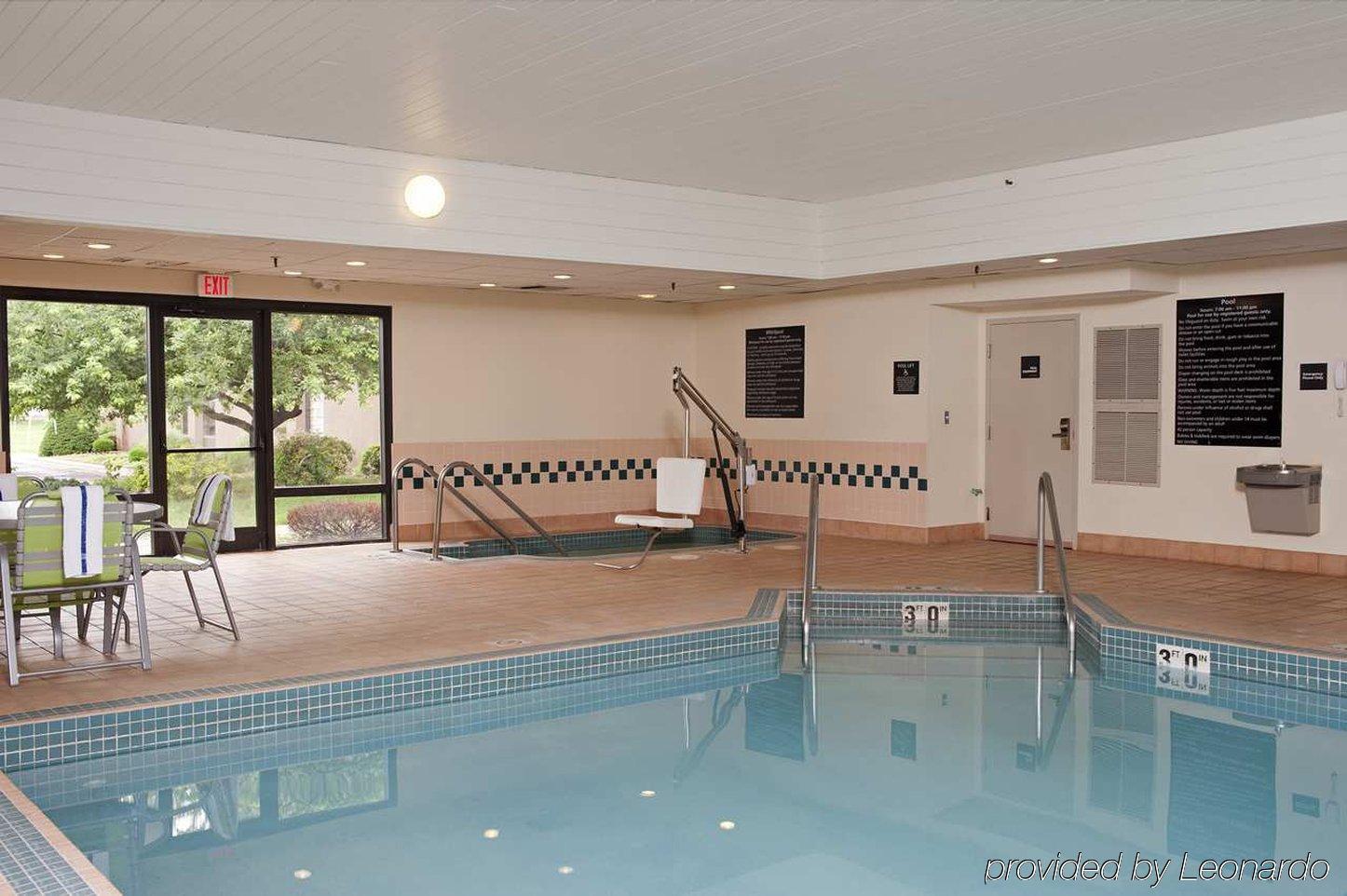 Hampton Inn Janesville Bagian luar foto