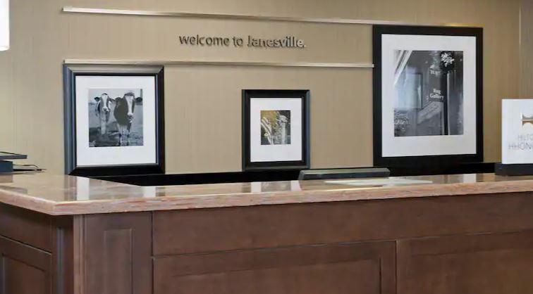 Hampton Inn Janesville Bagian luar foto